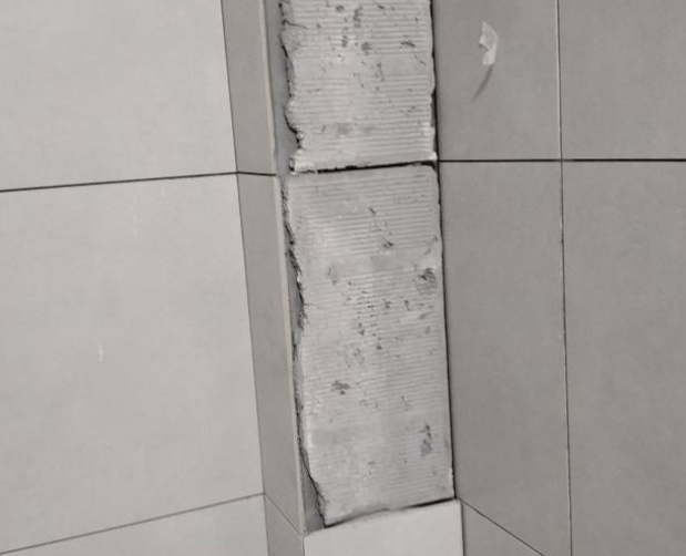 泉州市瓷砖空鼓维修公司分享下瓷砖施工前基层浇水润湿程度不足，可能导致以下问题